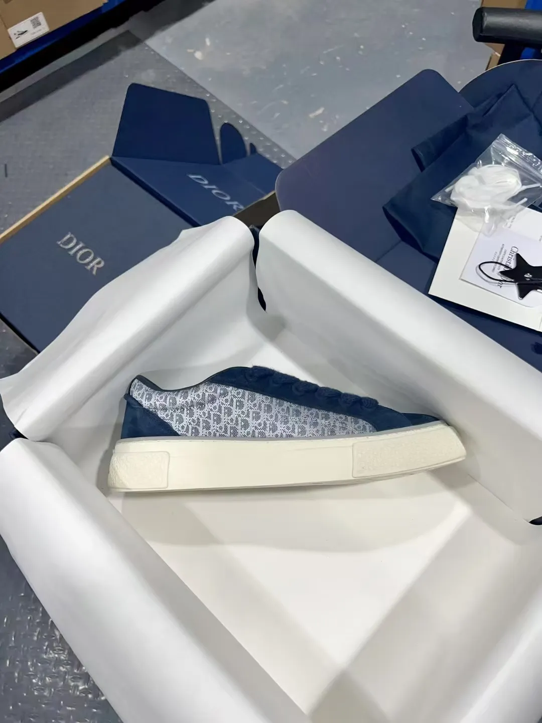👟👟Ex-factory price 560👟👟 𝐃𝐢𝐨𝐫 𝐱 𝐒𝐭𝐨𝐧𝐞 𝐈𝐬𝐥𝐚𝐧𝐝 𝐁𝟯𝟯 Dior co-branded Stone Island new casual sports shoes Skateboard shoes 111111111 This B33 sneaker comes from the DIOR AND STONE ISLAND limited series. It is a new interpretation of the classic tennis shoe. The fashionable silhouette highlights the heavy texture. The black-dyed cotton has a delicate wash and soft texture, and is finished with the classic Oblique print on the sides, paying homage to the exceptional craftsmanship of the exclusive collaboration. The tongue is embossed with the Dior signature, while cannage panels on the front, DIOR AND STONE ISLAND signature on the back and insole. The rubber outsole features the Dior Oblique pattern, while a contrasting Dior 30 Avenue Montaigne signature on the rear adds style. It can add a modern touch to various casual looks, and can also be matched with other DIOR AND STONE ISLAND items. Exquisite packaging at the delivery counter🛍📦 Customized cowhide material, sheepskin lining, original molded outsole Size: 35-45